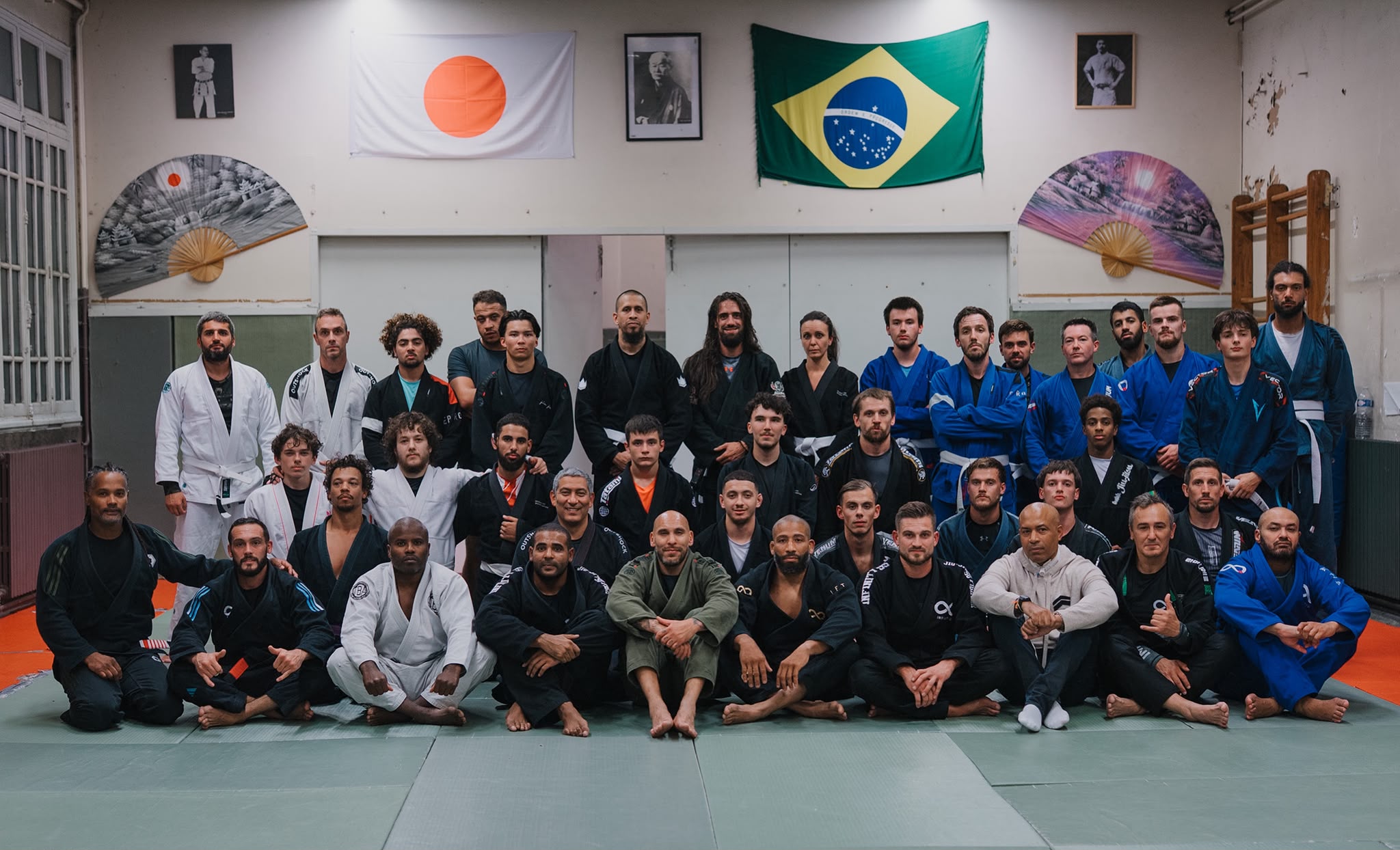 Photo de groupe de l'équipe Infinity Combat 95 en kimono sur le tatami du dojo